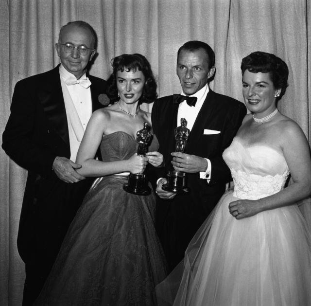 Frank Sinatra junto a Donna Reed en la ceremonia de los Oscars de 1954.
