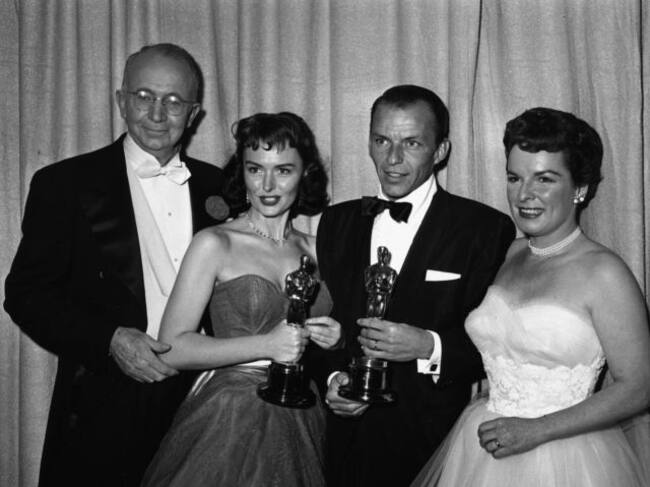 Frank Sinatra junto a Donna Reed en la ceremonia de los Oscars de 1954.