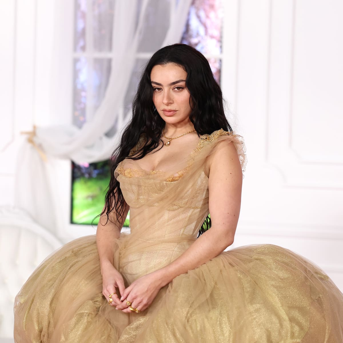 Charli XCX dice no al rock, pero adelanta ‘Rock Music’