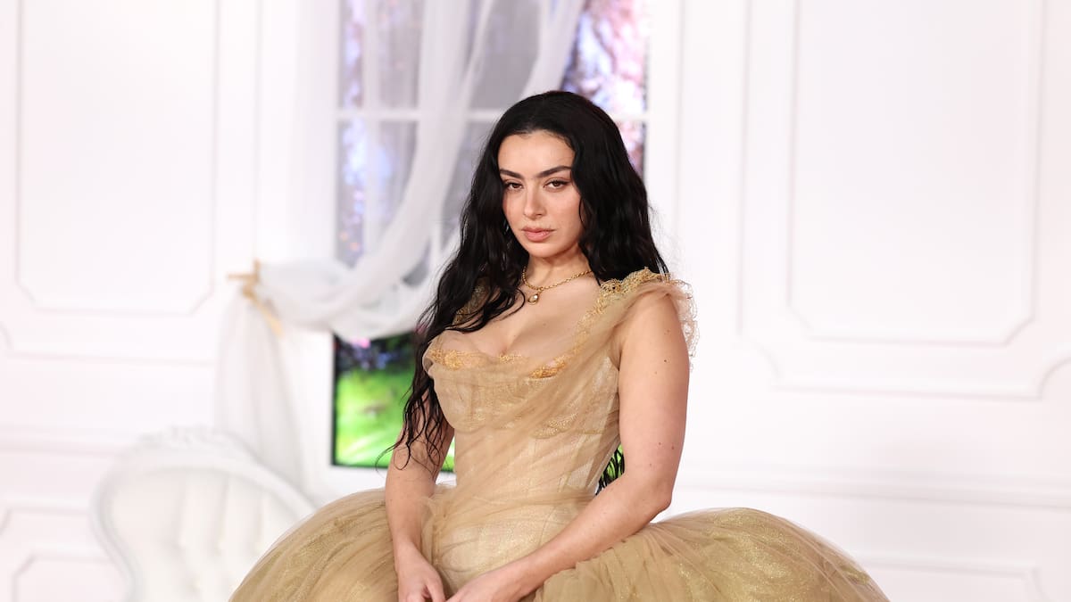 Charli XCX dice no al rock, pero adelanta ‘Rock Music’