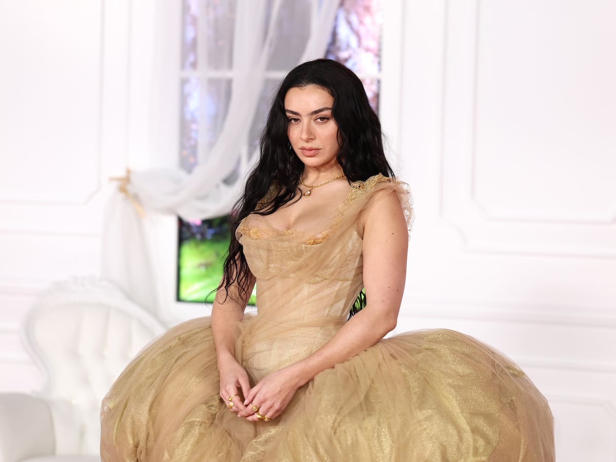 Charli XCX dice no al rock, pero adelanta ‘Rock Music’