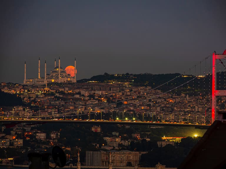La Superluna Azul de agosto de 2023 en el cielo de Estambul.