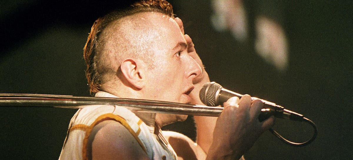 Joe Strummer de The Clash acutando en la Brixton Academy de Londres en 1984
