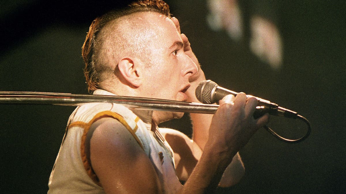 La violenta batalla campal de The Clash: Joe Strummer perdió los estribos y estampó “una Telecaster en la cabeza” de un fan