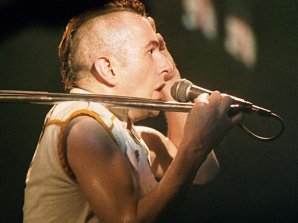 La violenta batalla campal de The Clash: Joe Strummer perdió los estribos y estampó “una Telecaster en la cabeza” de un fan