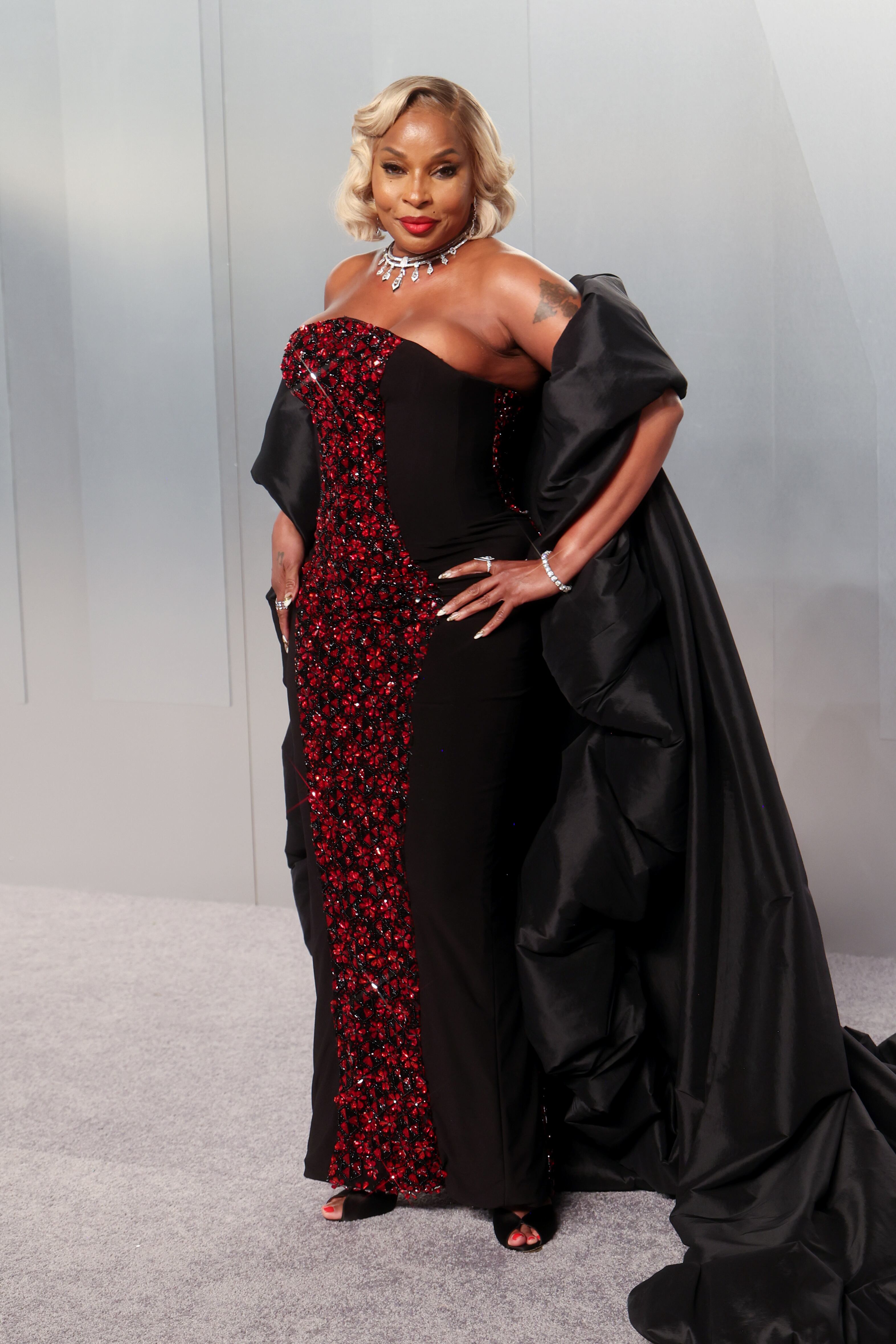 Los Premios Oscar nos deja uno de los escaparates de tendencias más espectacular del año, pero la fiesta de después, la de Vanity Fair no se queda atrás. En esta hemos visto muchos músicos, entre ellos, Mary J Blige que es una habitual.