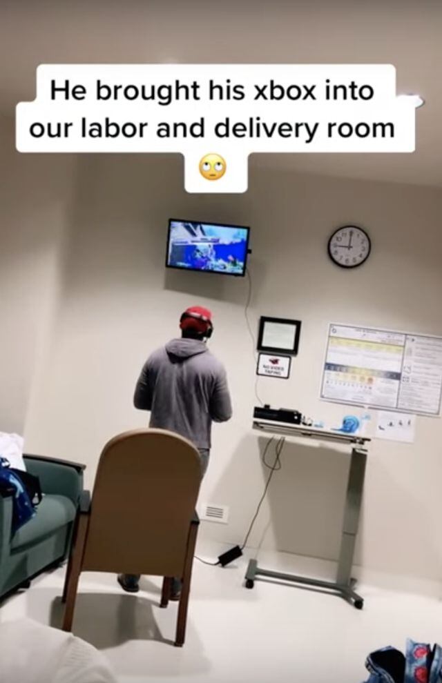 Hombre juega Xbox en el hospital en lo que nace su hijo