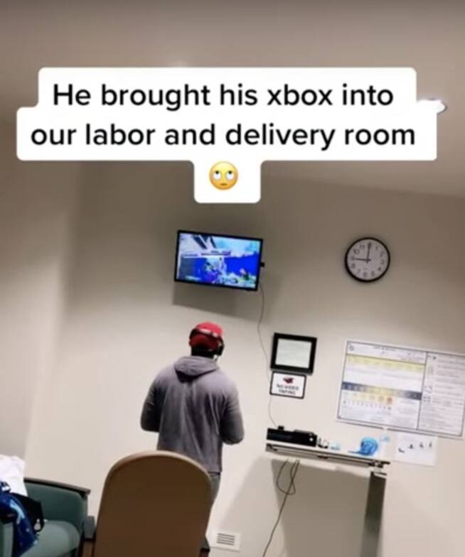 Hombre juega Xbox en el hospital en lo que nace su hijo