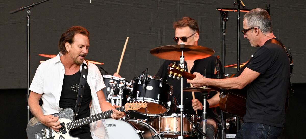 Eddie Vedder, Matt Cameron y Stone Gossard, de Pearl Jam, durante un concierto en Londres, el 8 de julio de 2022.