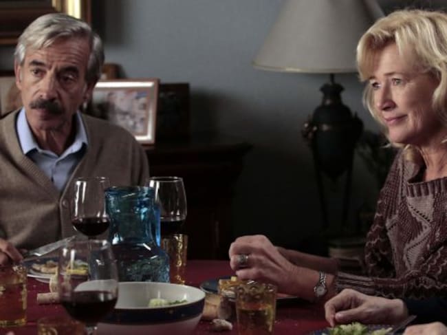 Antonio (Imanol Arias) y Merche (Ana Duato) en la mesa familiar de los Alcántara