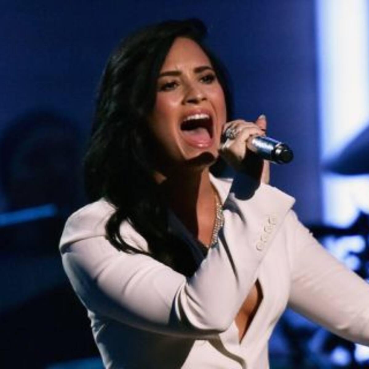 Demi Lovato también sabe imitar a Christina Aguilera