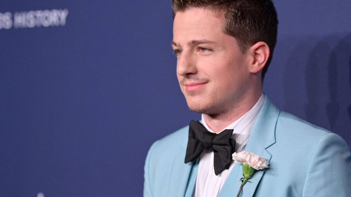 Charlie Puth termina sin pantalones por la emoción de su nuevo disco
