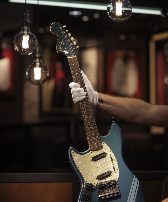 La guitarra Fender Mustang de 1969 de Kurt Cobain subastada en 2022. 
