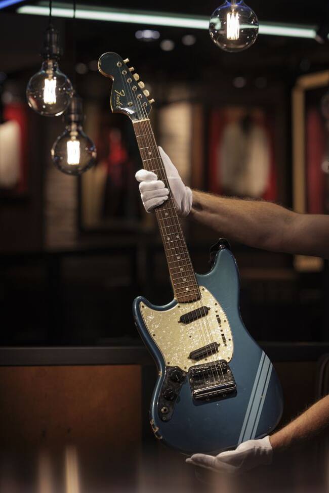 La guitarra Fender Mustang de 1969 de Kurt Cobain subastada en 2022.