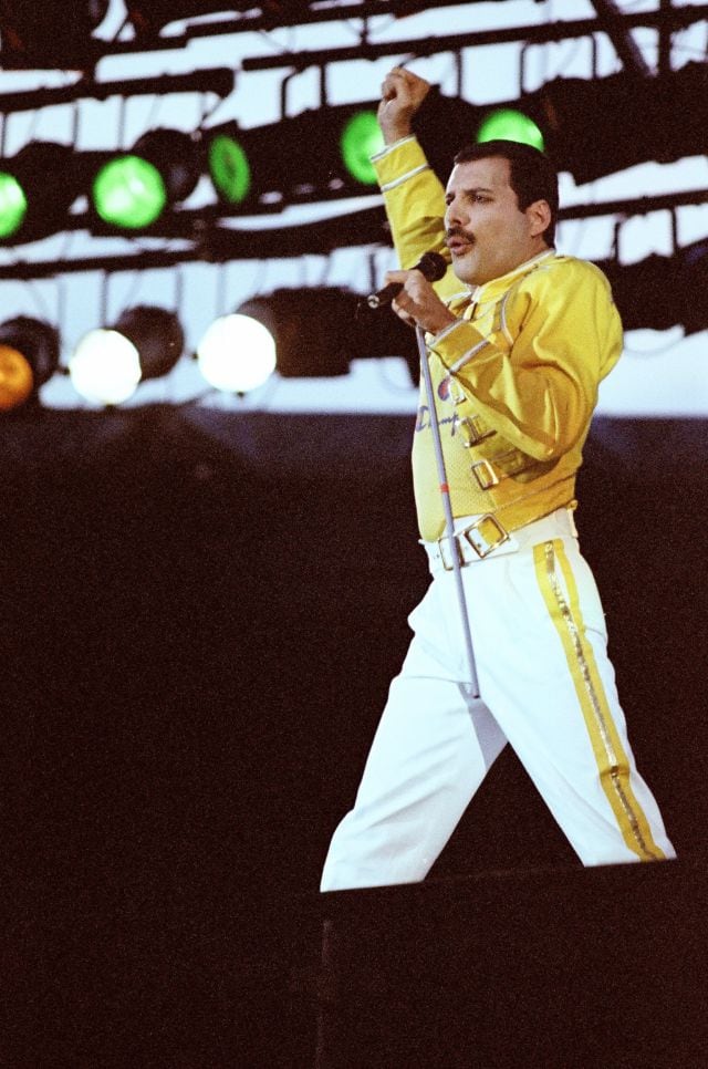 Freddie Mercury, actuando en el estadio Wembley de Londres en 1986.