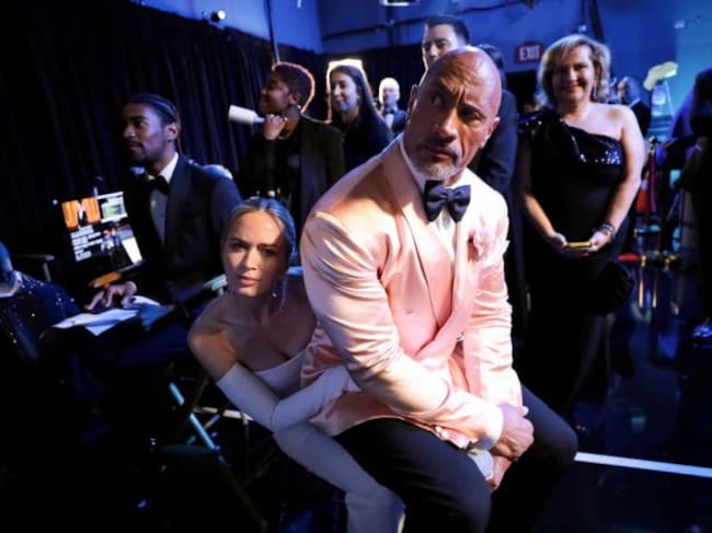 Emily Blunt y 'La Roca', en los Premios Oscar 2023.