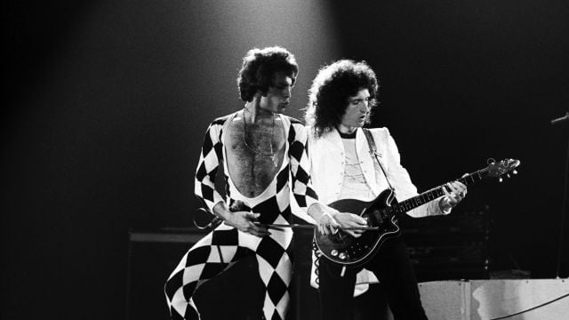 Freddie Mercury y Brian May, interpretando We Are the Champions en 1978