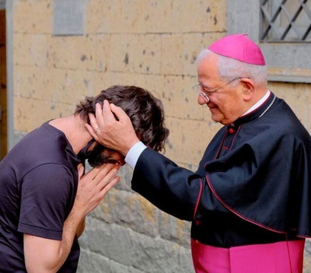 Riccardo Ceccobelli, sacerdote italiano, renunció al hábito porque se enamoró