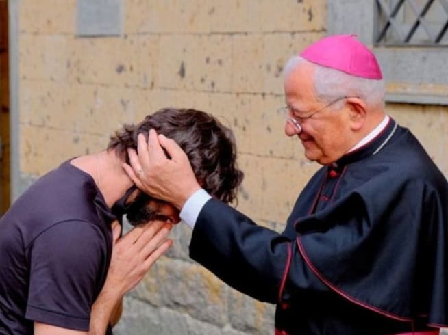 Riccardo Ceccobelli, sacerdote italiano, renunció al hábito porque se enamoró