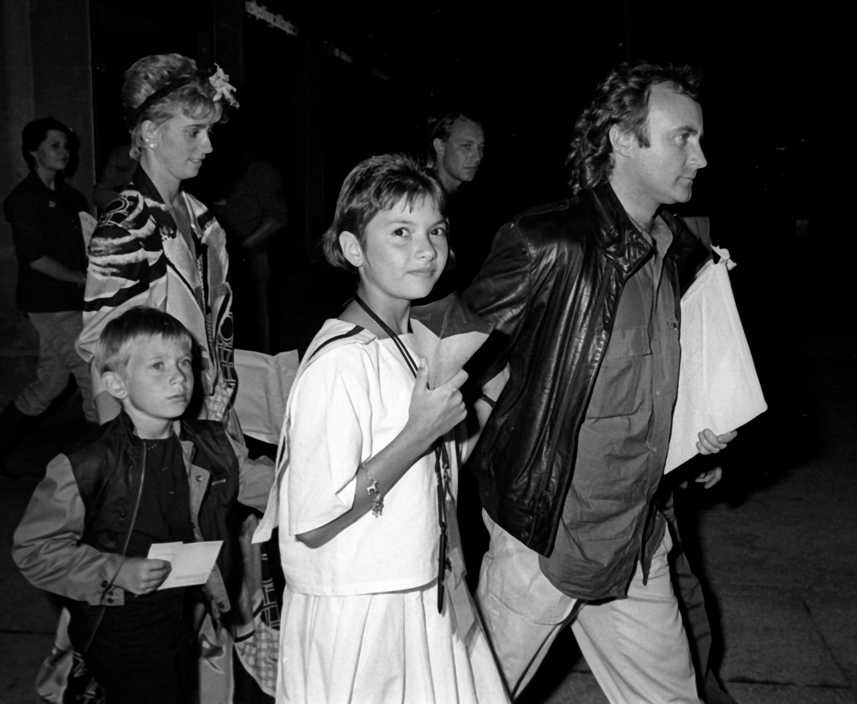 NUEVA YORK - 2 de julio: (De izquierda a derecha) Jill Tavelman, Simon Collins, Joely Collins y Phil Collins asisten a la fiesta posterior al concierto de Phil Collins el 2 de julio de 1985 en el restaurante Dish of Salt de Nueva York. (Foto de Ron Galella/Colección Ron Galella vía Getty Images)