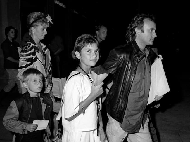 NUEVA YORK - 2 de julio: (De izquierda a derecha) Jill Tavelman, Simon Collins, Joely Collins y Phil Collins asisten a la fiesta posterior al concierto de Phil Collins el 2 de julio de 1985 en el restaurante Dish of Salt de Nueva York. (Foto de Ron Galella/Colección Ron Galella vía Getty Images)