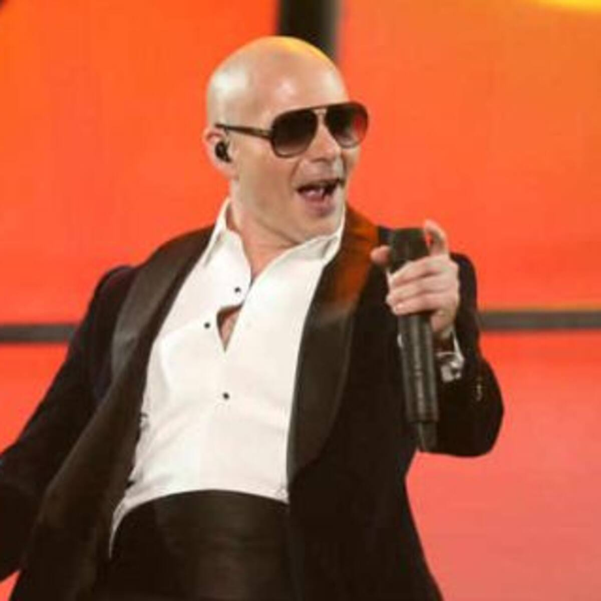 ¿Cuánto cobra Pitbull por cantar en una fiesta de quince?