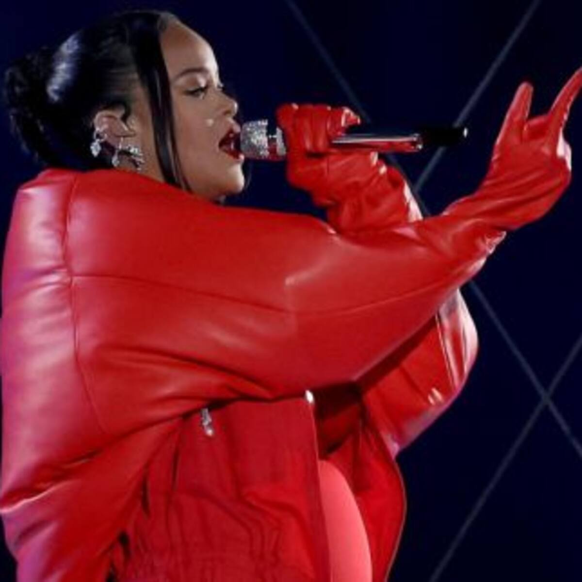 Rihanna se presentó en el Super Bowl 2023 y confirmó que está embarazada