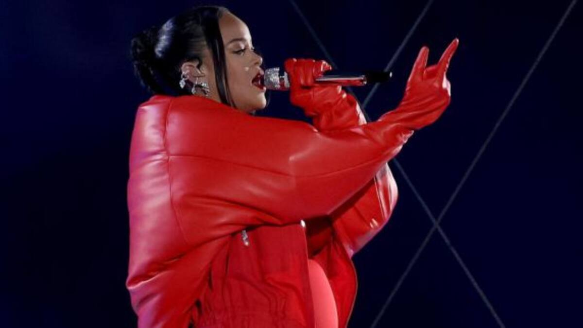 Rihanna se presentó en el Super Bowl 2023 y confirmó que está embarazada