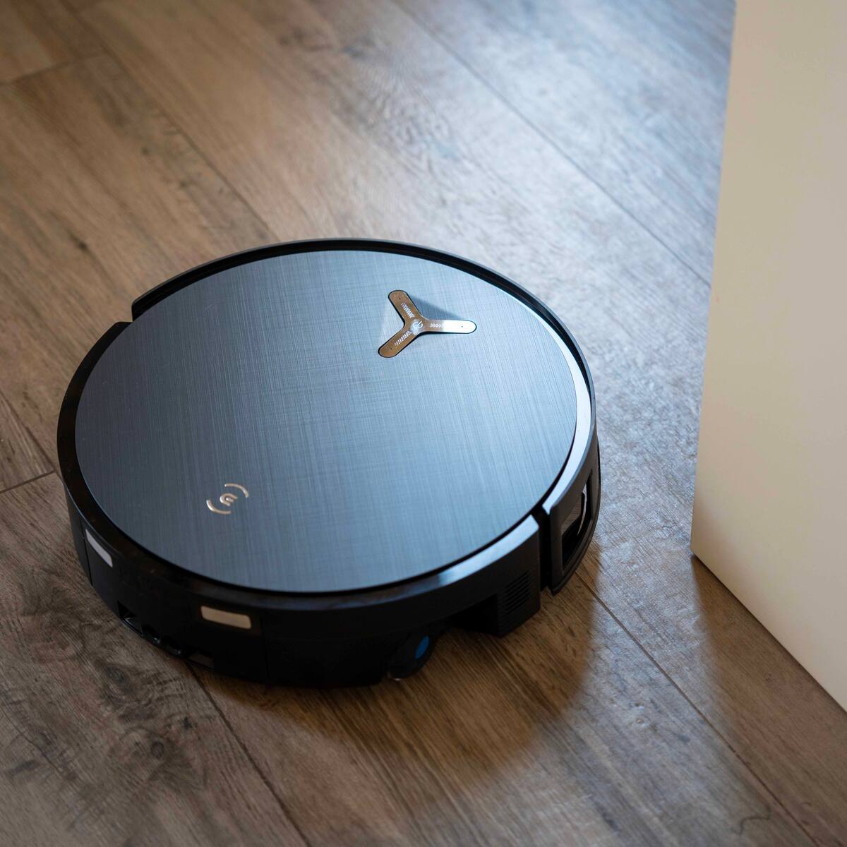 Dejo la limpieza de mi suelo a cargo del Ecovacs Deebot X12 OmniCyclone y me descalzo para ver qué tal lo ha hecho