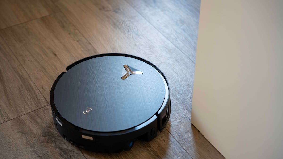 Dejo la limpieza de mi suelo a cargo del Ecovacs Deebot X12 OmniCyclone y me descalzo para ver qué tal lo ha hecho