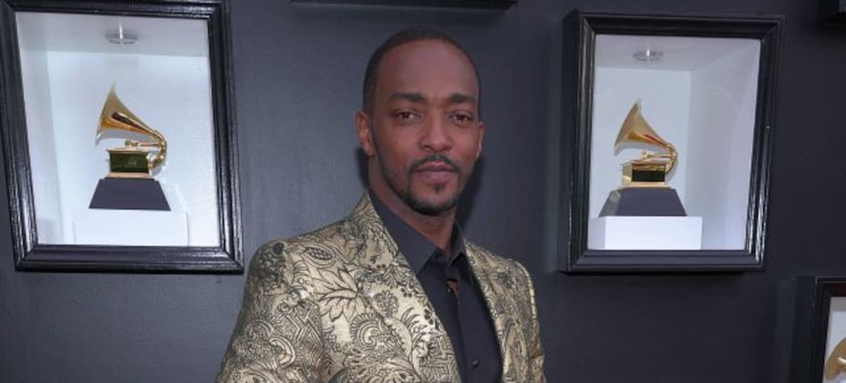 Anthony Mackie en los Grammy 2022.