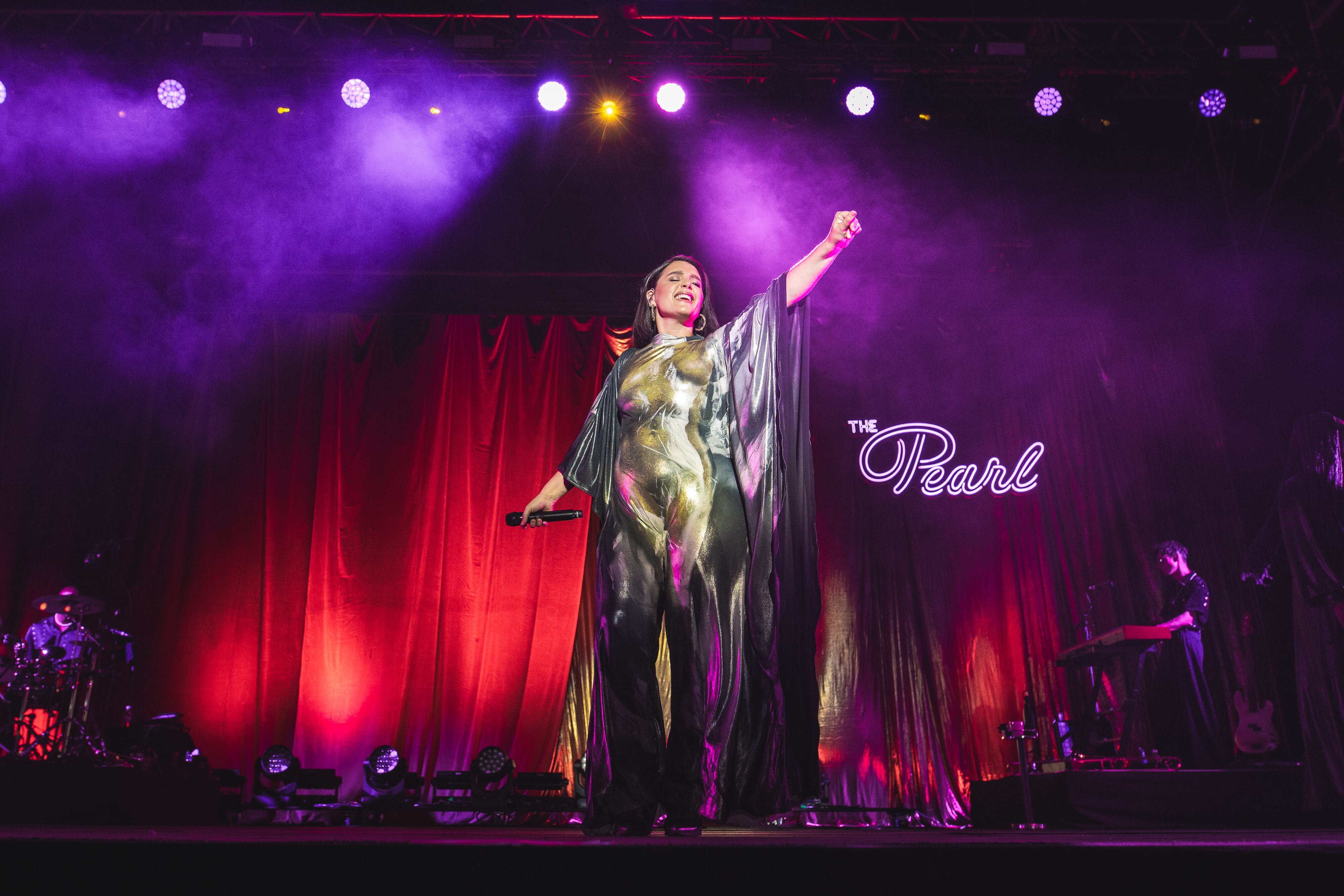 La cantante y compositora británica presentaba por primera vez en Madrid su espectáculo 'The Pearl', encarnando lo mejor del pop y la música disco juntos para regalarnos un show divertidísimo.