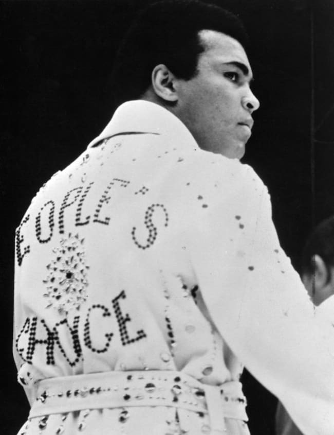 Ali con la bata de Elvis en 1973.