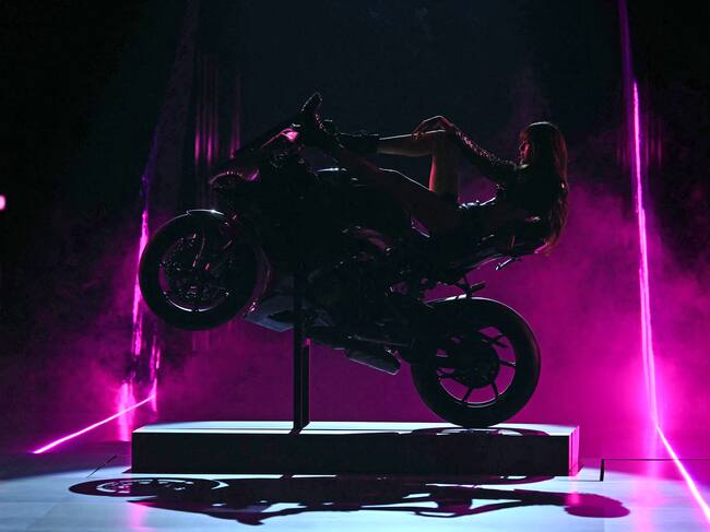 Todo comenzó con un fashion film en el que podíamos ver a Barbara Palvin y Paloma Elsesser activar una palanca que nos permitía ver proyectadas unas alas desde el mismísimo Empire State. Y activó el recorrido de una moto que recorría la ciudad hasta llegar a la pasarela.