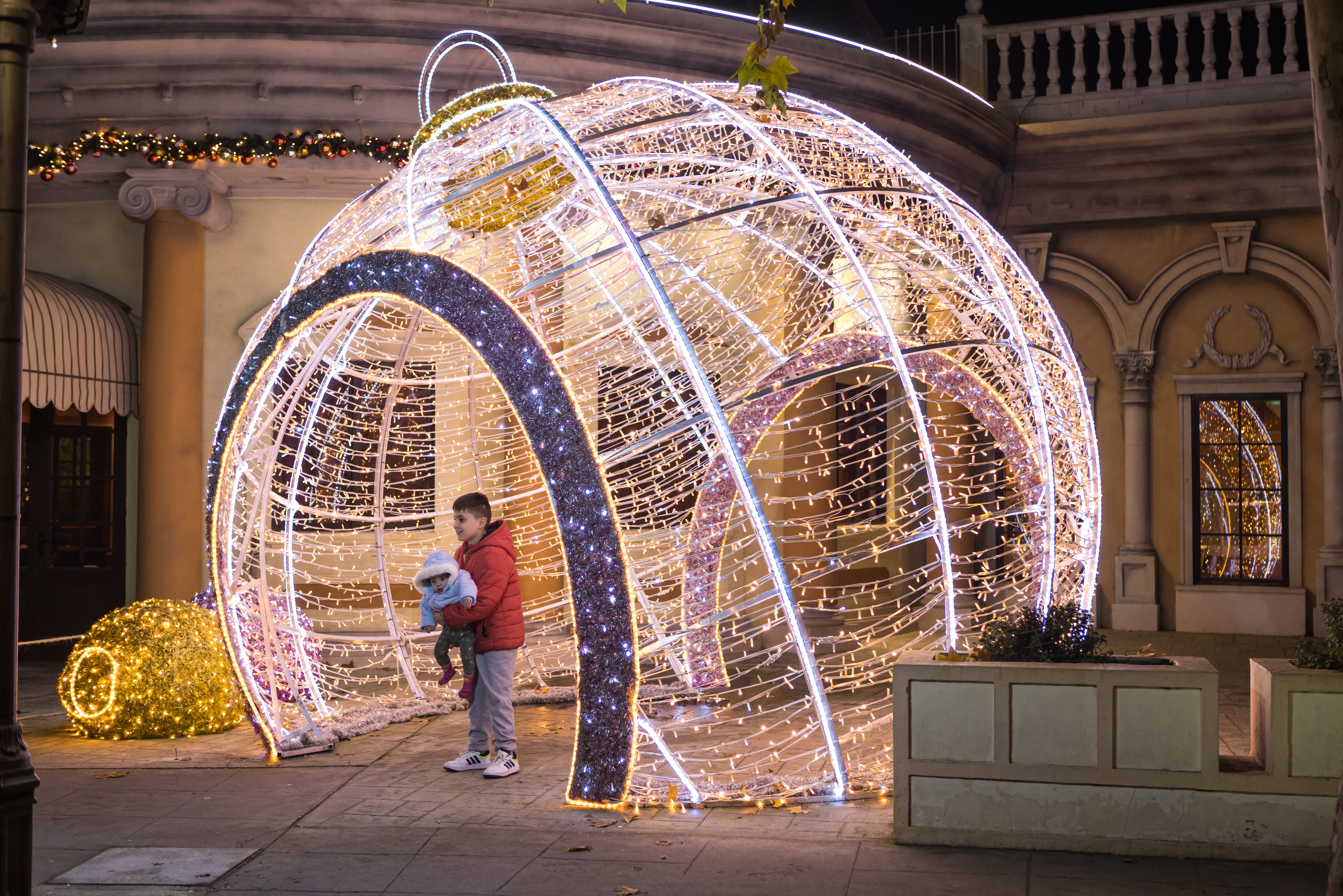 Parte de la decoración navideña del Parque Warner Madrid. / David Benito/Getty