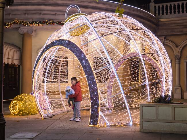 Parte de la decoración navideña del Parque Warner Madrid. / David Benito/Getty