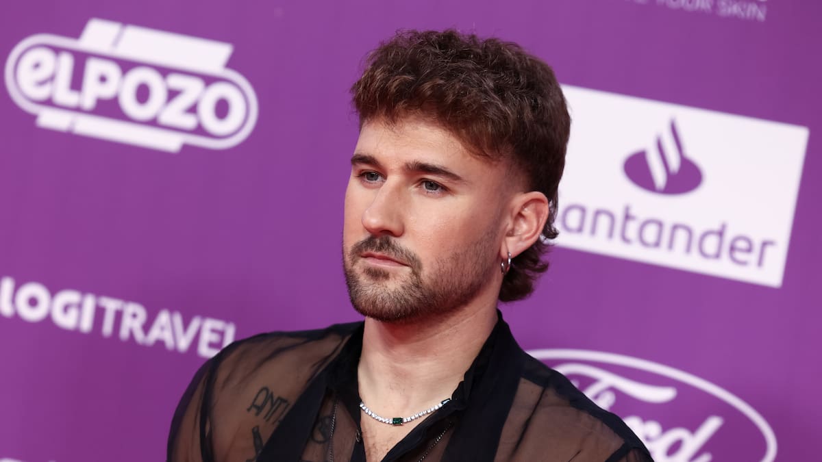 Dani Fernández sufre una caída en pleno concierto: "Mañana de urgencia me van a tener que operar.