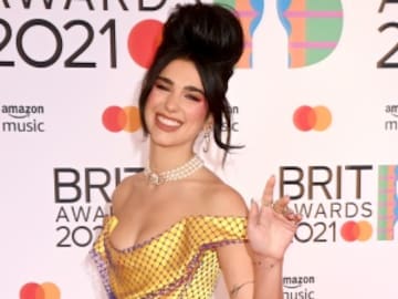 Dua Lipa rinde homenaje a Amy Winehouse copiando completamente su look
