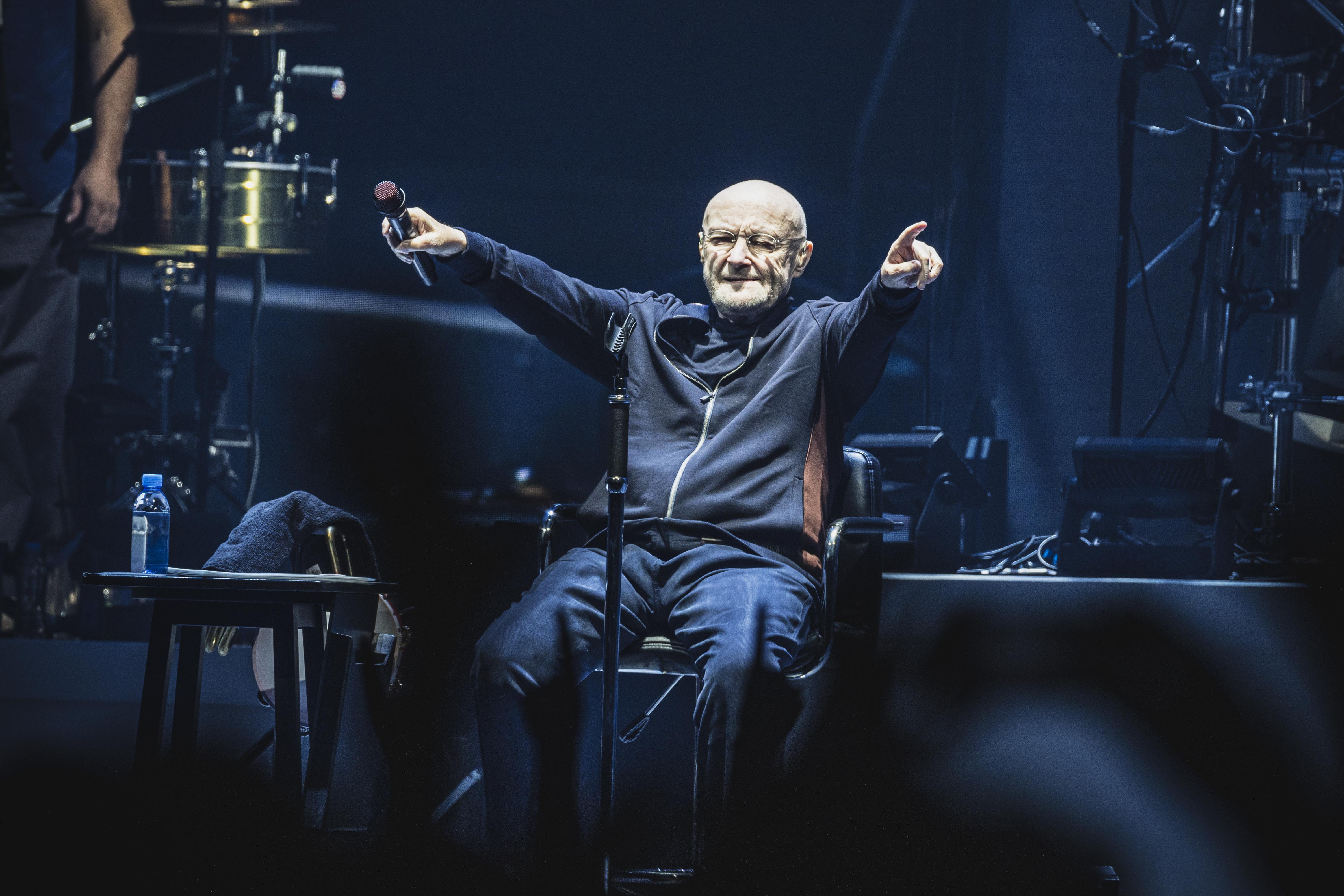 BERLÍN, ALEMANIA - 7 DE MARZO: El cantante y baterista británico Phil Collins, de la banda Genesis, actúa en directo durante un concierto en el Mercedes-Benz Arena el 7 de marzo de 2022 en Berlín, Alemania. (Foto de Gina Wetzler/Redferns)