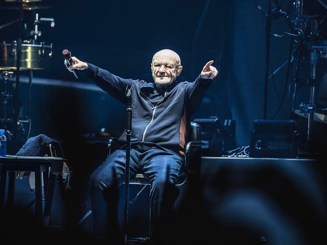 BERLÍN, ALEMANIA - 7 DE MARZO: El cantante y baterista británico Phil Collins, de la banda Genesis, actúa en directo durante un concierto en el Mercedes-Benz Arena el 7 de marzo de 2022 en Berlín, Alemania. (Foto de Gina Wetzler/Redferns)