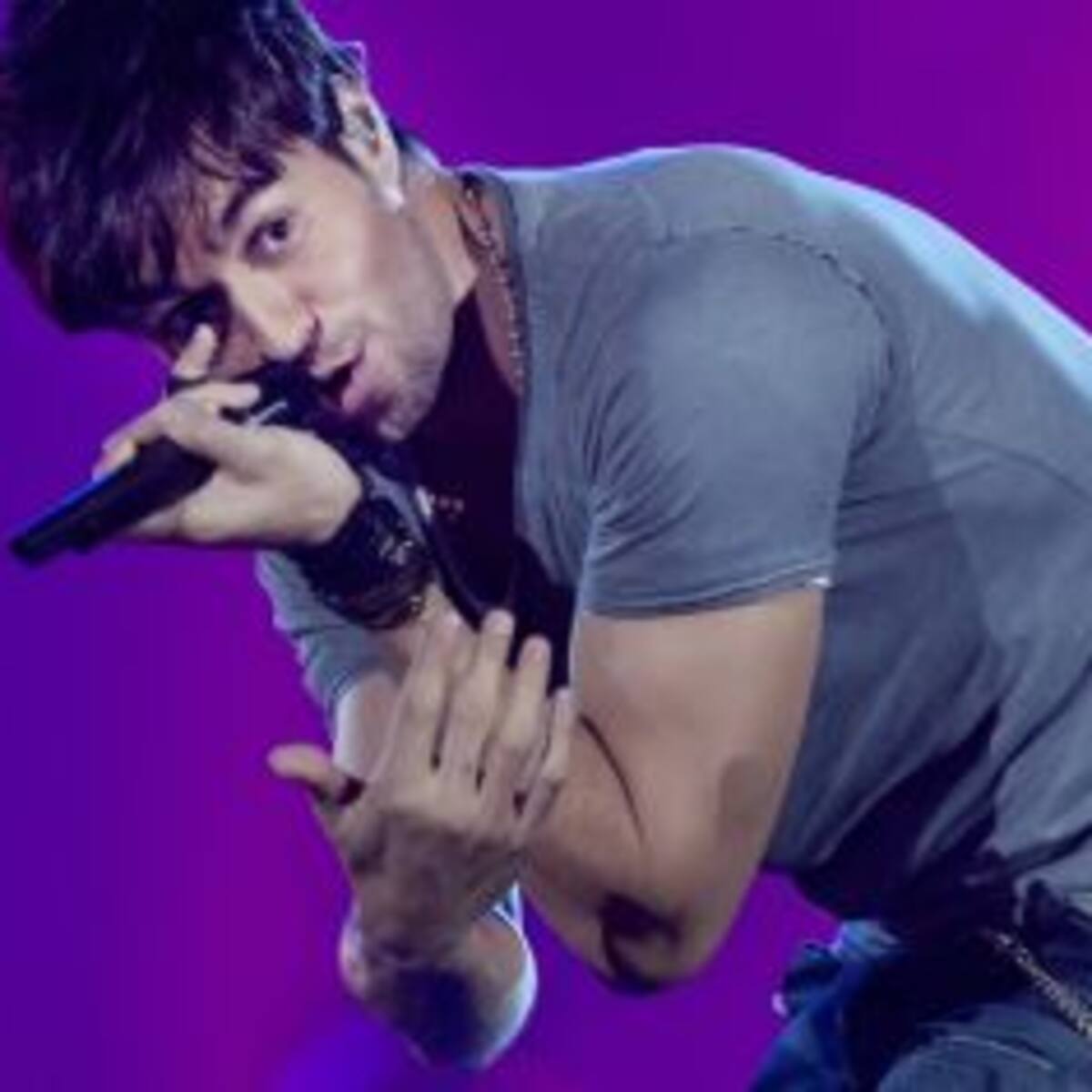 Enrique Iglesias se cae en pleno concierto