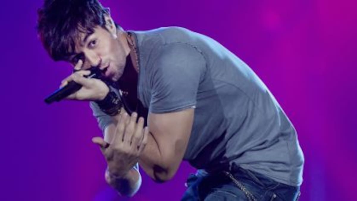 Enrique Iglesias se cae en pleno concierto