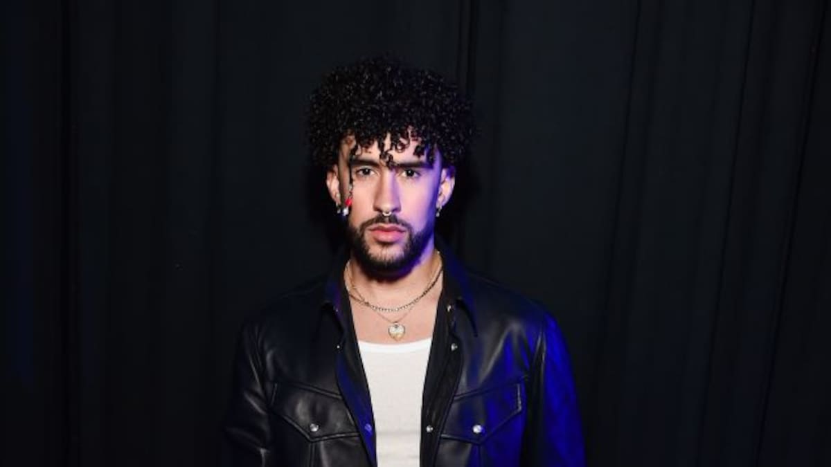 Un gesto polémico: Bad Bunny se cabrea con una fan y lanza su teléfono por los aires