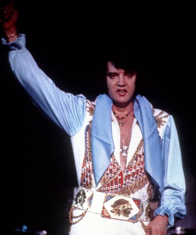 Elvis Presley en un concierto en 1975
