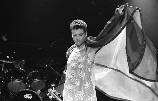 Dolores O&#039;Riordan y su mágico halo, durante un concierto en Dublín en 1995.