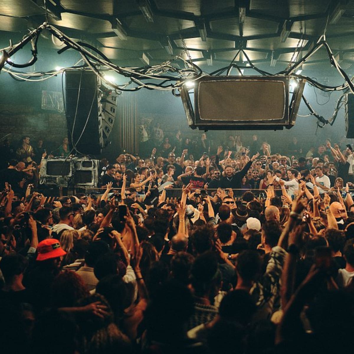 La mesa de mezclas de Solomun volverá a hacer vibrar Ibiza durante su residencia 'Solomun +1'