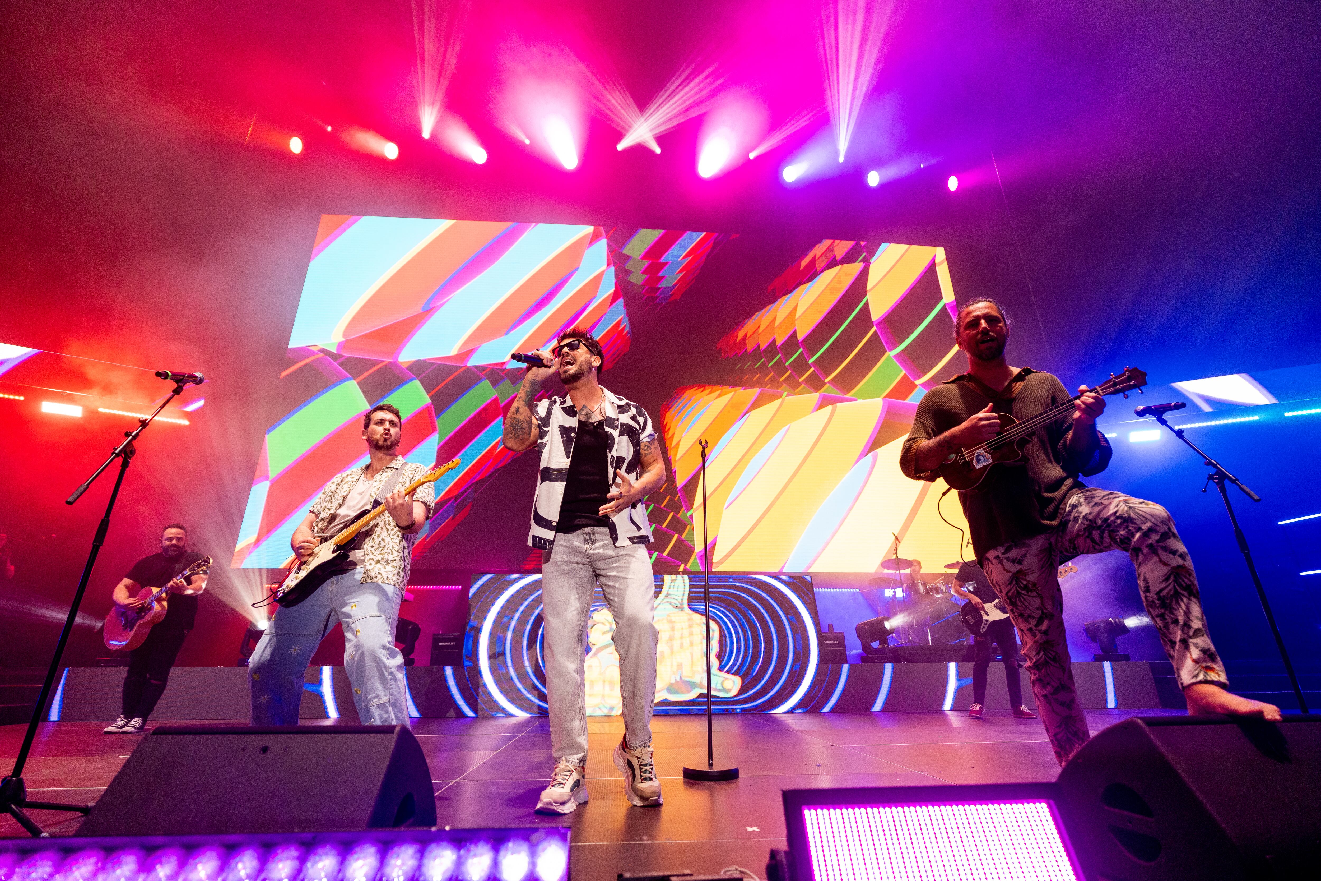 La fiesta ha seguido de la mano de Bombai que han traído sus inicios con 'Vuela', 'Solo si es contigo' y 'Festival'