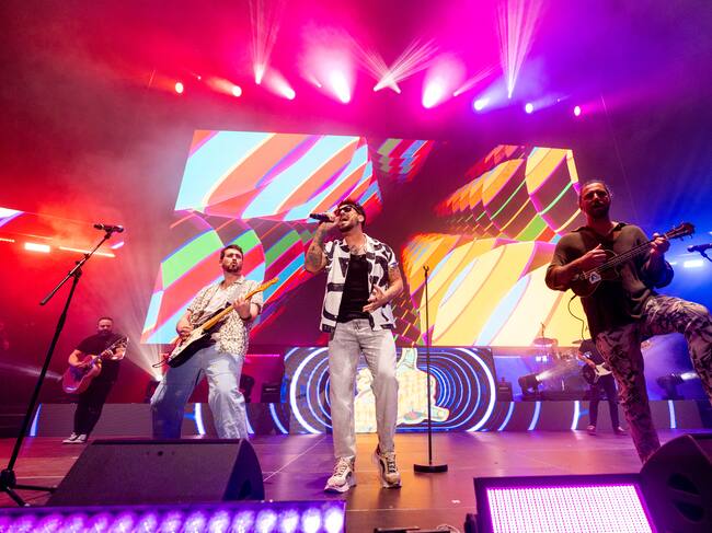 La fiesta ha seguido de la mano de Bombai que han traído sus inicios con 'Vuela', 'Solo si es contigo' y 'Festival'