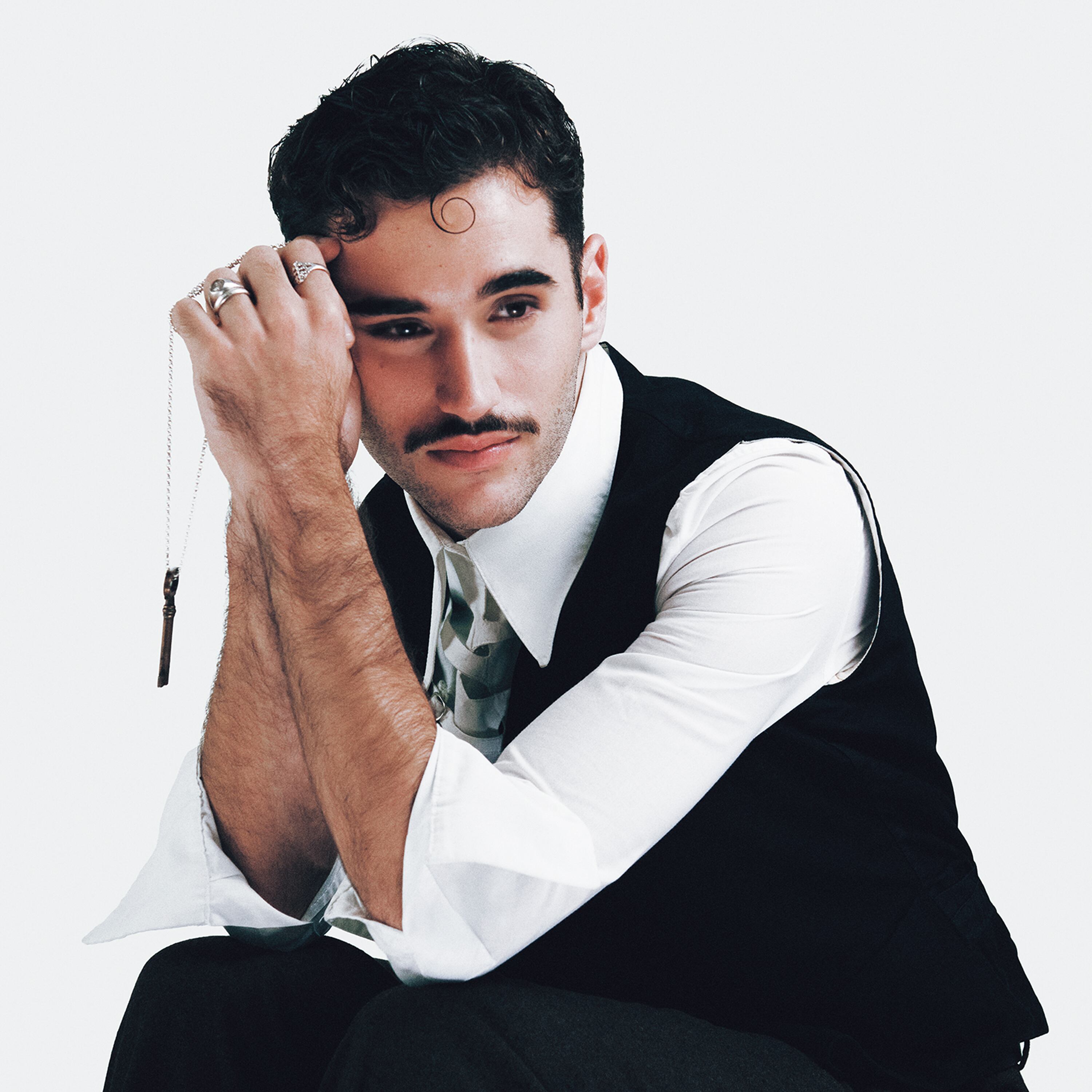 Carlos Fuster en la portada de su primer single tras 'Operación Triunfo 2025'. / Amazon Content Services, LLC / Gestmusic Proyectos, S.L.U