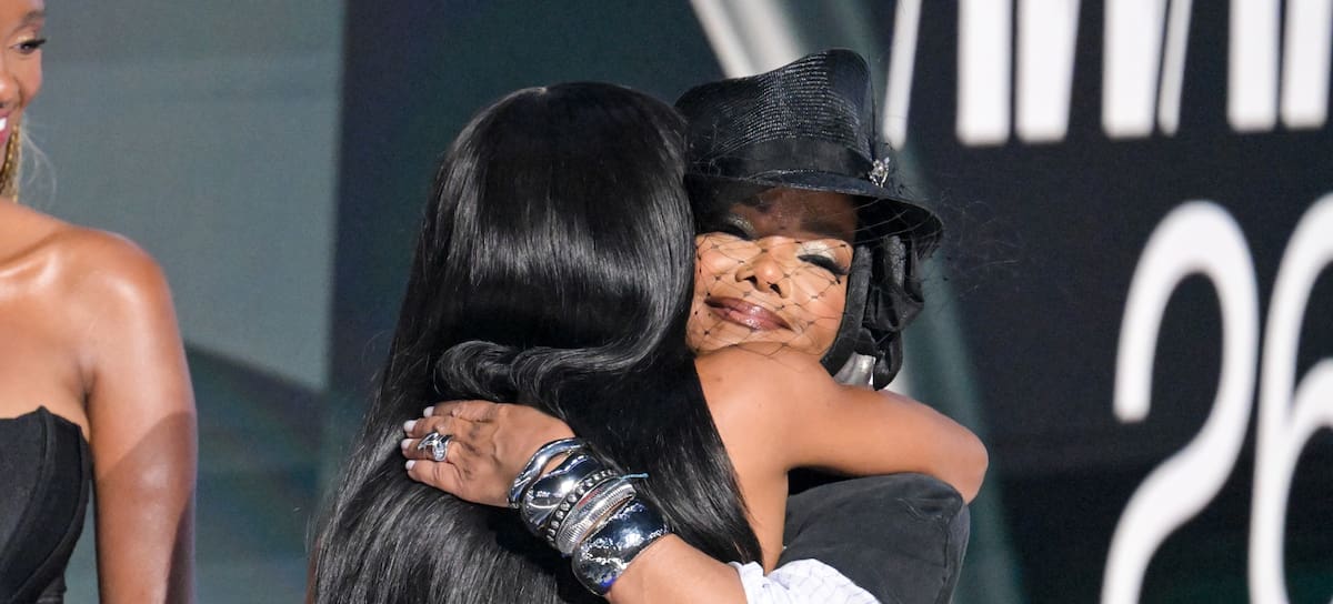 Janet Jackson abraza a Teyana Taylor en los Premios BET 2026, celebrados en el Peacock Theater el 28 de junio de 2026 en Los Ángeles, California.